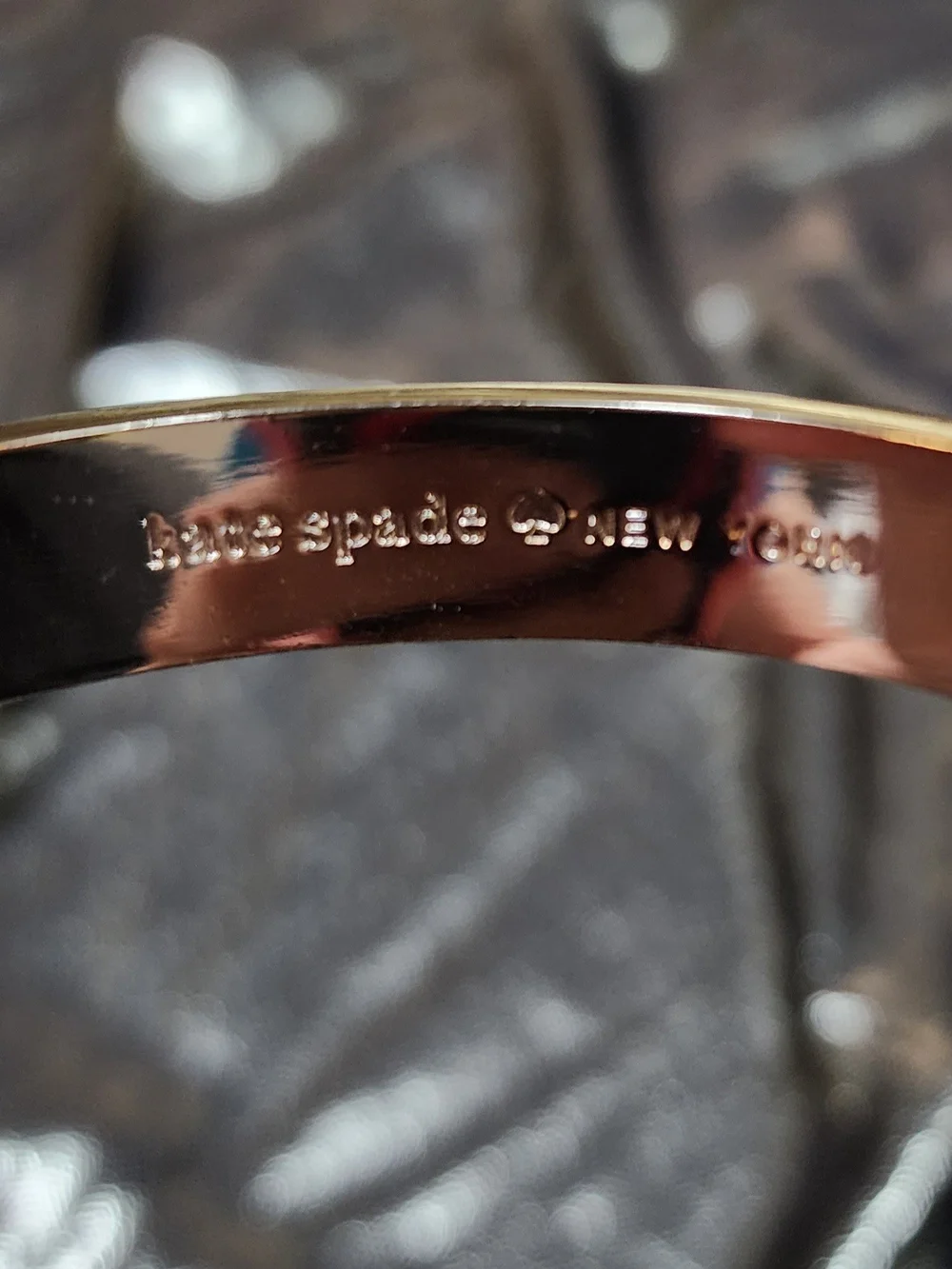 Kate‎ Spade Black Enamel and Gold-Tone Spade Bangle Bracelet. - Picture 5 of 8
